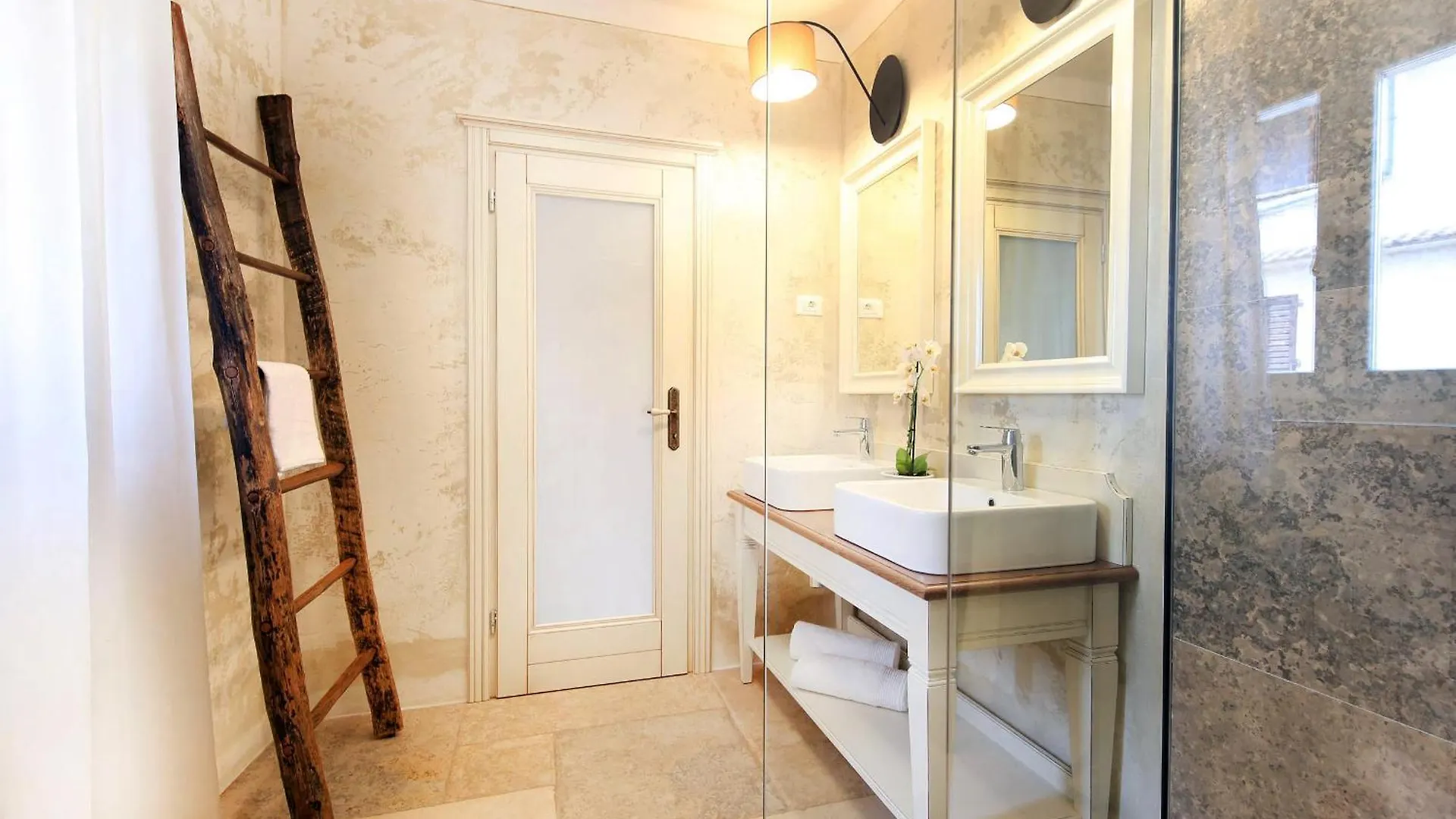 Villa Benvenuti Near Motovun For 8 People - Pet Friendly With Salt - Water Pool Kaldir Хорватия