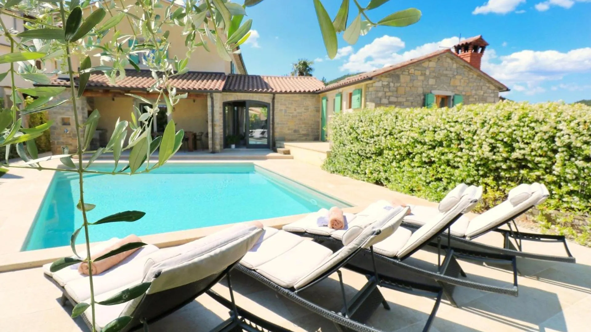 Villa Benvenuti Near Motovun For 8 People - Pet Friendly With Salt - Water Pool Kaldir Хорватия